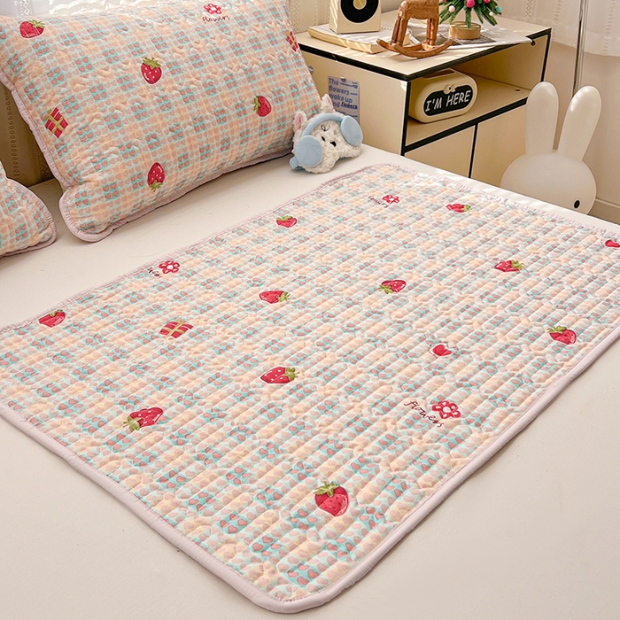 91家纺网 家纺一手货源 找家纺 维娜斯家纺 2026新款双层纱防水隔尿床垫婴儿垫姨妈垫 奶油草莓