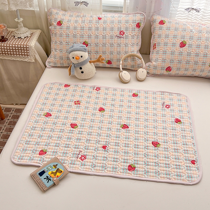 91家纺网 家纺一手货源 找家纺 维娜斯家纺 2026新款双层纱防水隔尿床垫婴儿垫姨妈垫 奶油草莓