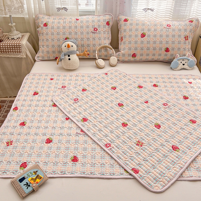 91家纺网 家纺一手货源 找家纺 维娜斯家纺 2026新款双层纱防水隔尿床垫婴儿垫姨妈垫 奶油草莓