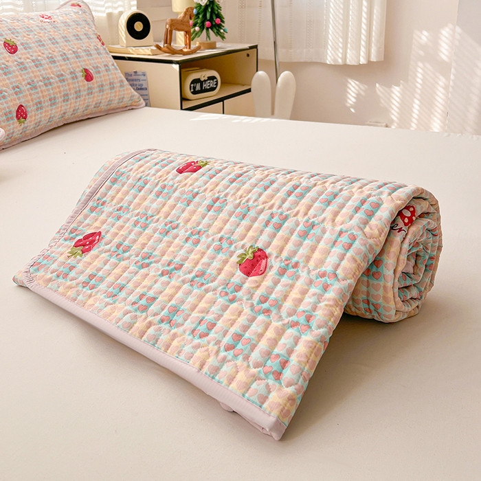 91家纺网 家纺一手货源 找家纺 维娜斯家纺 2026新款双层纱防水隔尿床垫婴儿垫姨妈垫 奶油草莓