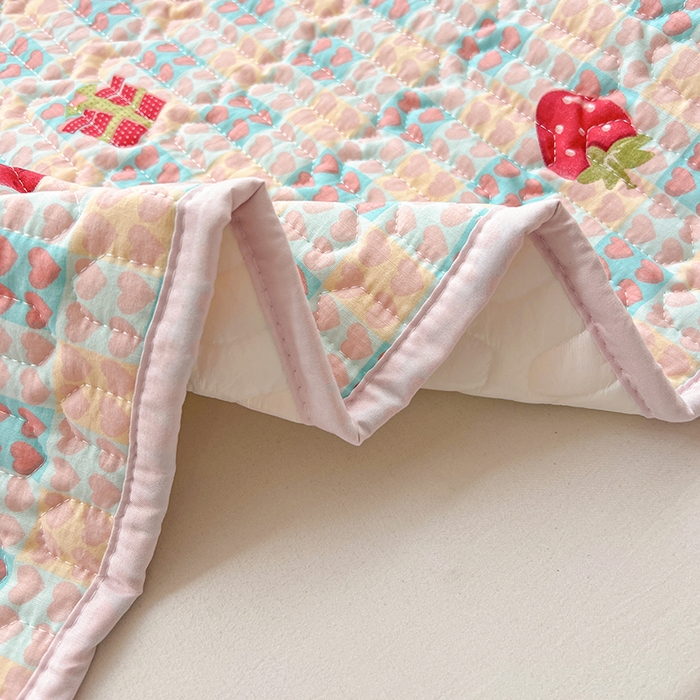 91家纺网 家纺一手货源 找家纺 维娜斯家纺 2026新款双层纱防水隔尿床垫婴儿垫姨妈垫 奶油草莓