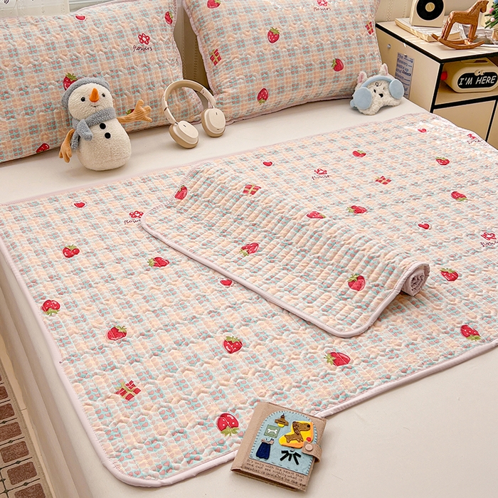 91家纺网 家纺一手货源 找家纺 维娜斯家纺 2026新款双层纱防水隔尿床垫婴儿垫姨妈垫 奶油草莓