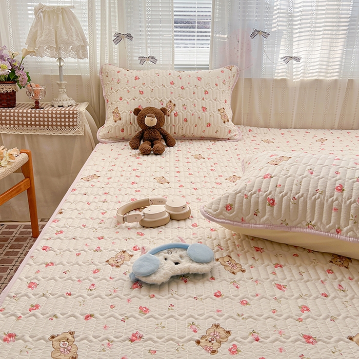 91家纺网 家纺一手货源 找家纺 维娜斯家纺 2026新款双层纱防水隔尿床垫婴儿垫姨妈垫 小熊花园