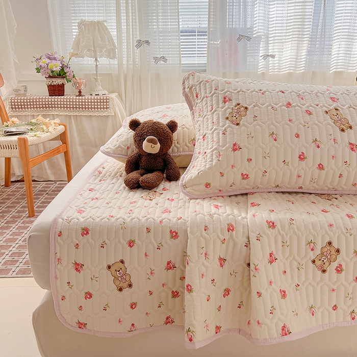 91家纺网 家纺一手货源 找家纺 维娜斯家纺 2026新款双层纱防水隔尿床垫婴儿垫姨妈垫 小熊花园