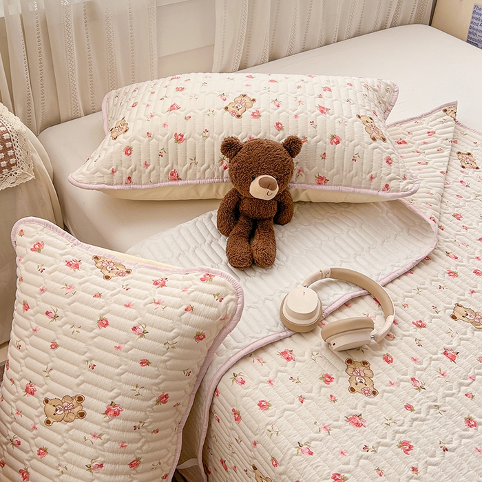 91家纺网 家纺一手货源 找家纺 维娜斯家纺 2026新款双层纱防水隔尿床垫婴儿垫姨妈垫 小熊花园