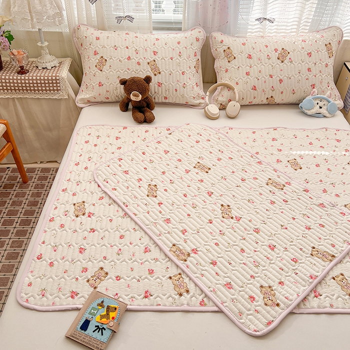 91家纺网 家纺一手货源 找家纺 维娜斯家纺 2026新款双层纱防水隔尿床垫婴儿垫姨妈垫 小熊花园