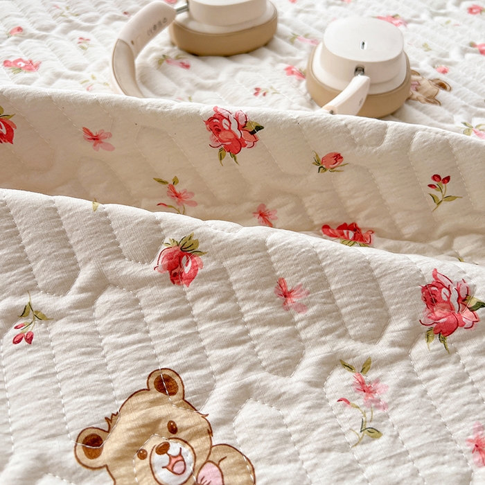 91家纺网 家纺一手货源 找家纺 维娜斯家纺 2026新款双层纱防水隔尿床垫婴儿垫姨妈垫 小熊花园