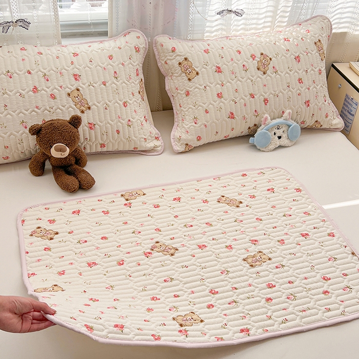 91家纺网 家纺一手货源 找家纺 维娜斯家纺 2026新款双层纱防水隔尿床垫婴儿垫姨妈垫 小熊花园