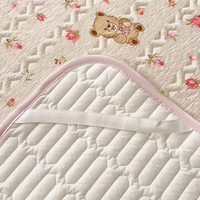 91家纺网 家纺一手货源 找家纺 维娜斯家纺 2026新款双层纱防水隔尿床垫婴儿垫姨妈垫 小熊花园