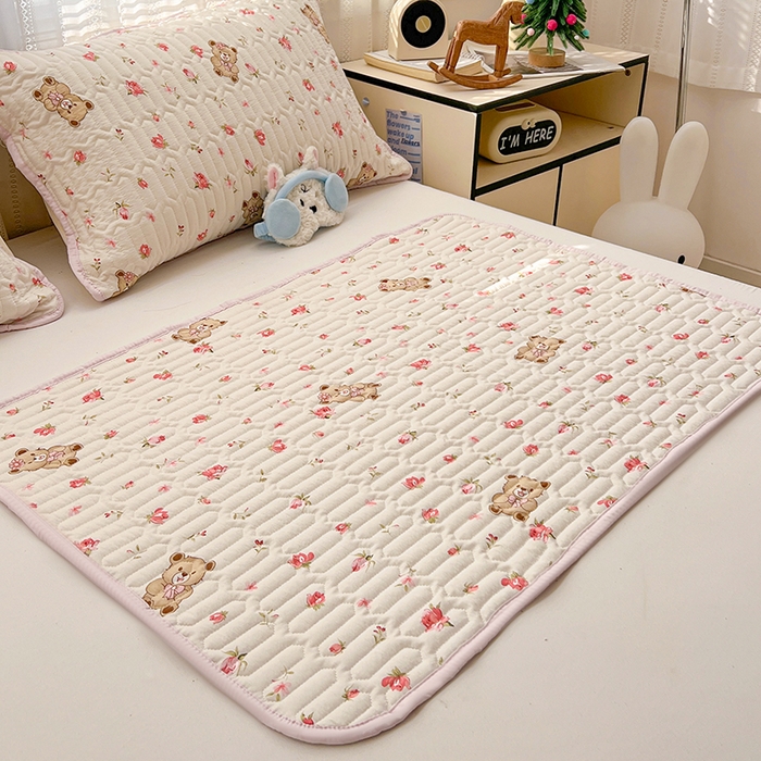 91家纺网 家纺一手货源 找家纺 维娜斯家纺 2026新款双层纱防水隔尿床垫婴儿垫姨妈垫 小熊花园