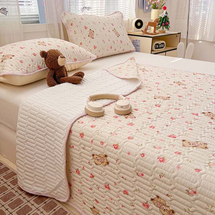 91家纺网 家纺一手货源 找家纺 维娜斯家纺 2026新款双层纱防水隔尿床垫婴儿垫姨妈垫 小熊花园