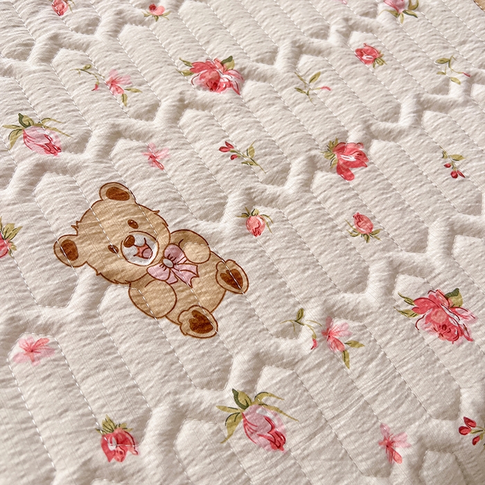 91家纺网 家纺一手货源 找家纺 维娜斯家纺 2026新款双层纱防水隔尿床垫婴儿垫姨妈垫 小熊花园