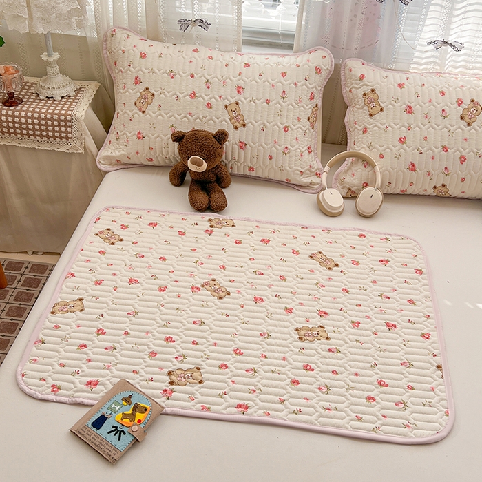 91家纺网 家纺一手货源 找家纺 维娜斯家纺 2026新款双层纱防水隔尿床垫婴儿垫姨妈垫 小熊花园