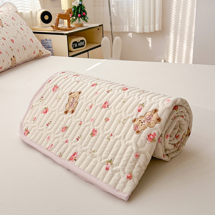 91家纺网 家纺一手货源 找家纺 维娜斯家纺 2026新款双层纱防水隔尿床垫婴儿垫姨妈垫 小熊花园