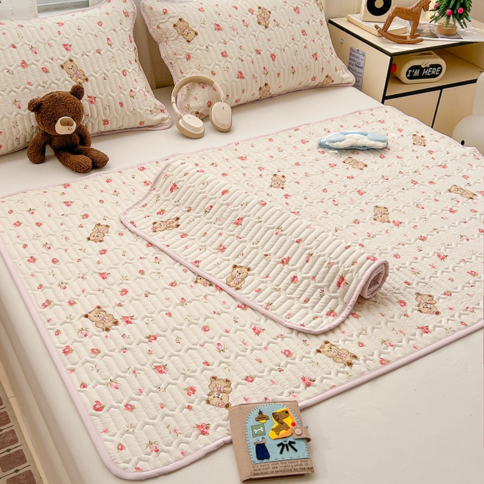 91家纺网 家纺一手货源 找家纺 维娜斯家纺 2026新款双层纱防水隔尿床垫婴儿垫姨妈垫 小熊花园