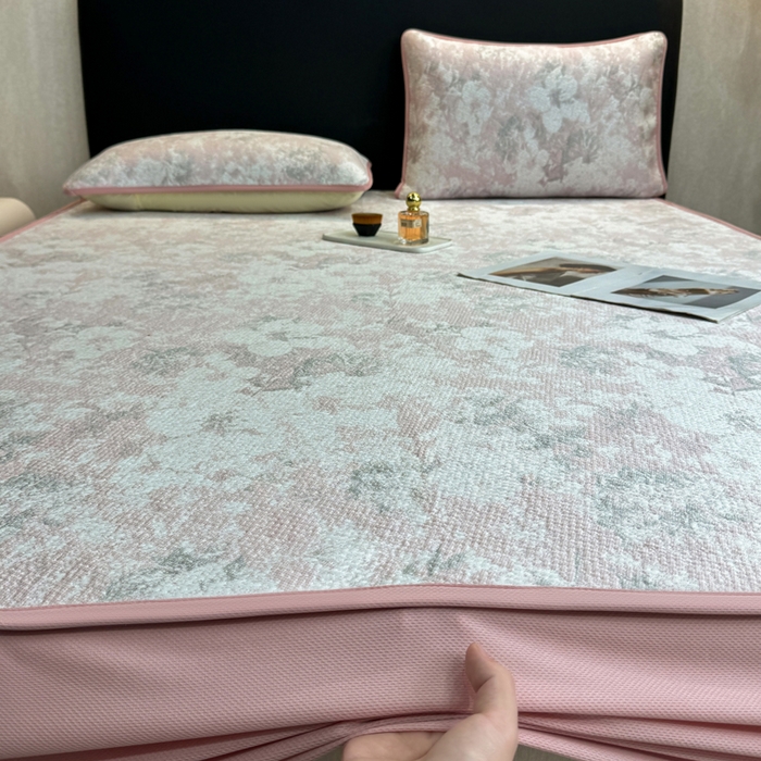 91家纺网 家纺一手货源 找家纺 伊人坊 2026新款A类550克凉感提花值过0.21冰豆豆家用凉席子三件套夏季---床笠款 繁花-粉