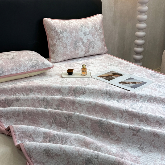 91家纺网 家纺一手货源 找家纺 伊人坊 2026新款A类550克凉感提花值过0.21冰豆豆家用凉席子三件套夏季---床笠款 繁花-粉