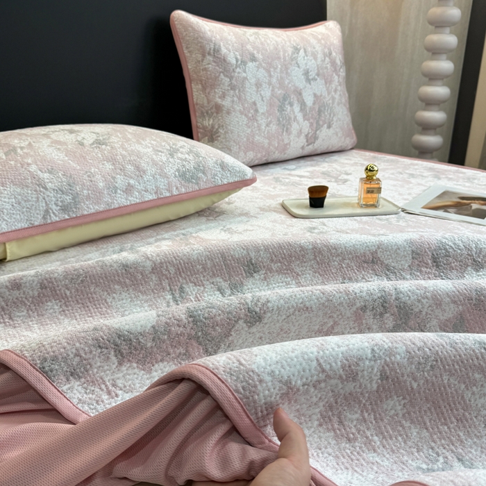 91家纺网 家纺一手货源 找家纺 伊人坊 2026新款A类550克凉感提花值过0.21冰豆豆家用凉席子三件套夏季---床笠款 繁花-粉