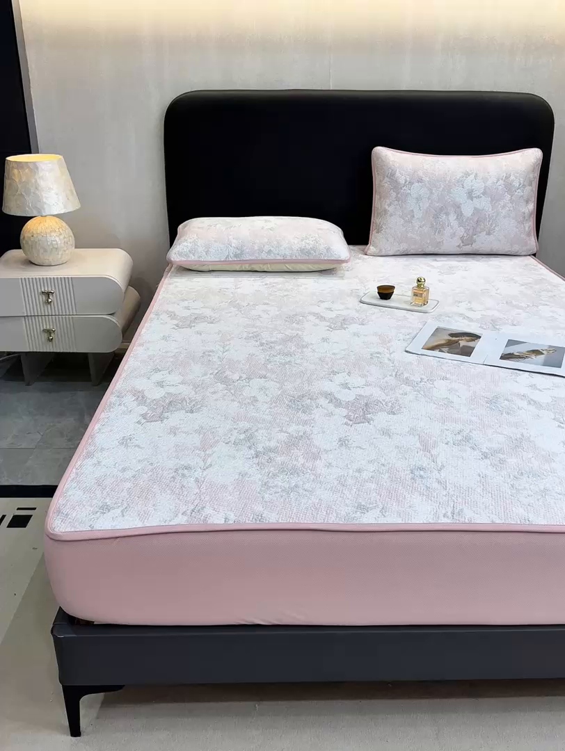 91家纺网 家纺一手货源 找家纺 伊人坊 2026新款A类550克凉感提花值过0.21冰豆豆家用凉席子三件套夏季---床笠款 繁花-粉