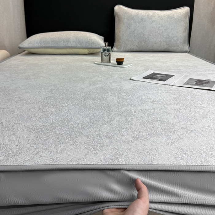 91家纺网 家纺一手货源 找家纺 伊人坊 2026新款A类550克凉感提花值过0.21冰豆豆家用凉席子三件套夏季---床笠款 繁花-灰