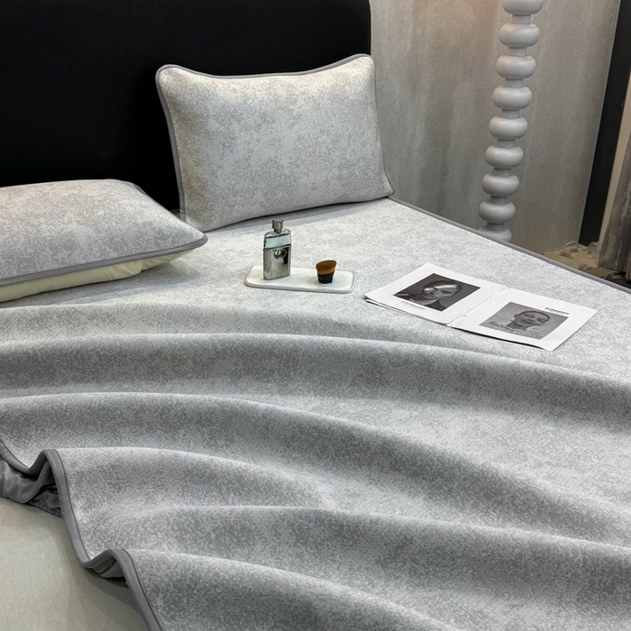 91家纺网 家纺一手货源 找家纺 伊人坊 2026新款A类550克凉感提花值过0.21冰豆豆家用凉席子三件套夏季---床笠款 繁花-灰