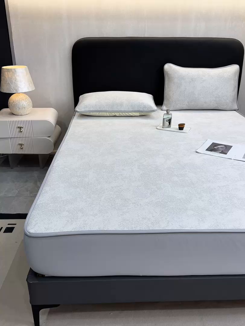 91家纺网 家纺一手货源 找家纺 伊人坊 2026新款A类550克凉感提花值过0.21冰豆豆家用凉席子三件套夏季---床笠款 繁花-灰