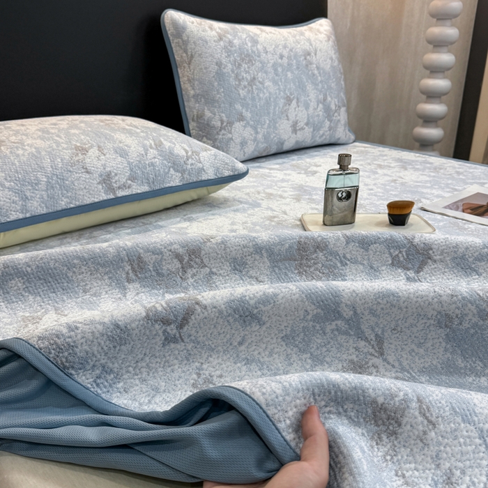 91家纺网 家纺一手货源 找家纺 伊人坊 2026新款A类550克凉感提花值过0.21冰豆豆家用凉席子三件套夏季---床笠款 繁花-蓝