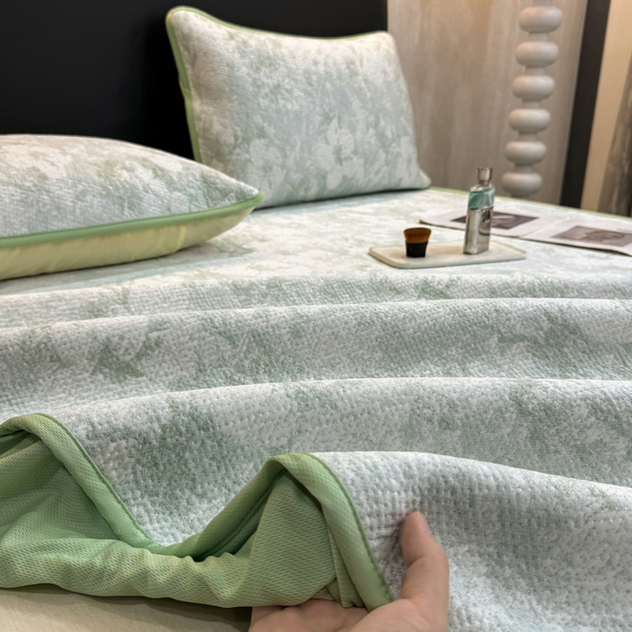 91家纺网 家纺一手货源 找家纺 伊人坊 2026新款A类550克凉感提花值过0.21冰豆豆家用凉席子三件套夏季---床笠款 繁花-绿