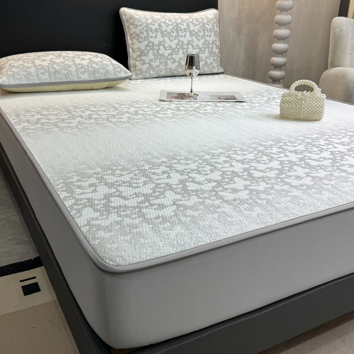 91家纺网 家纺一手货源 找家纺 伊人坊 2026新款A类550克凉感提花值过0.21冰豆豆家用凉席子三件套夏季---床笠款 花蝴蝶-灰