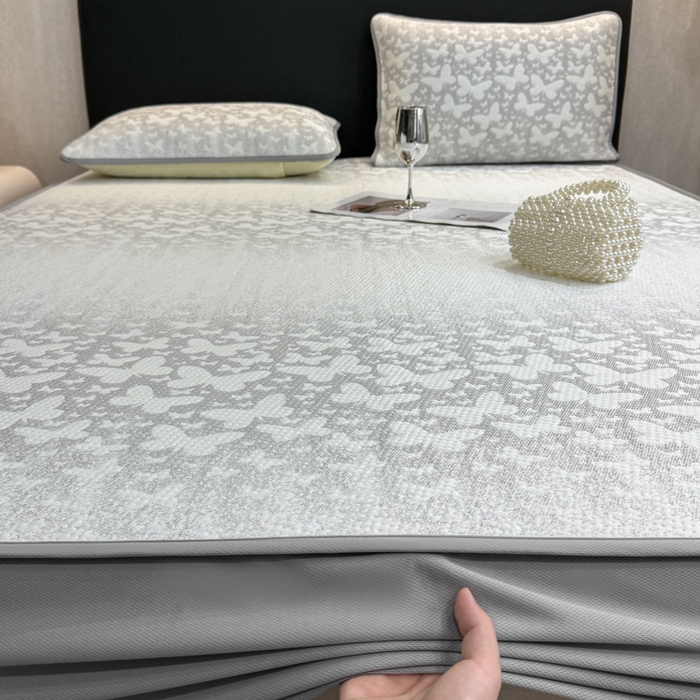 91家纺网 家纺一手货源 找家纺 伊人坊 2026新款A类550克凉感提花值过0.21冰豆豆家用凉席子三件套夏季---床笠款 花蝴蝶-灰