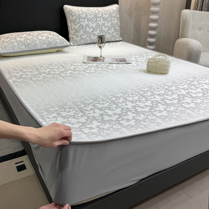 91家纺网 家纺一手货源 找家纺 伊人坊 2026新款A类550克凉感提花值过0.21冰豆豆家用凉席子三件套夏季---床笠款 花蝴蝶-灰