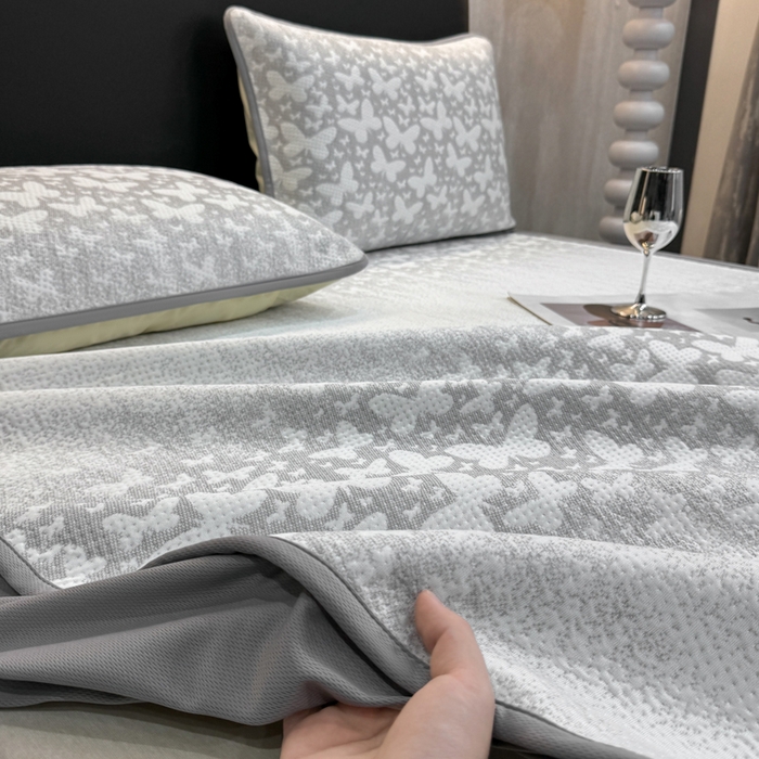 91家纺网 家纺一手货源 找家纺 伊人坊 2026新款A类550克凉感提花值过0.21冰豆豆家用凉席子三件套夏季---床笠款 花蝴蝶-灰