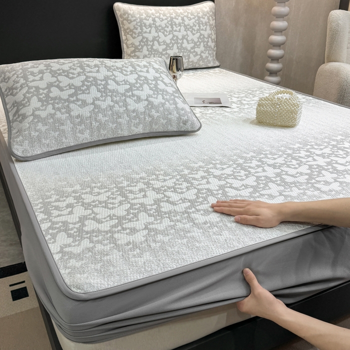 91家纺网 家纺一手货源 找家纺 伊人坊 2026新款A类550克凉感提花值过0.21冰豆豆家用凉席子三件套夏季---床笠款 花蝴蝶-灰