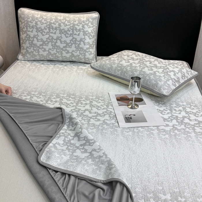 91家纺网 家纺一手货源 找家纺 伊人坊 2026新款A类550克凉感提花值过0.21冰豆豆家用凉席子三件套夏季---床笠款 花蝴蝶-灰