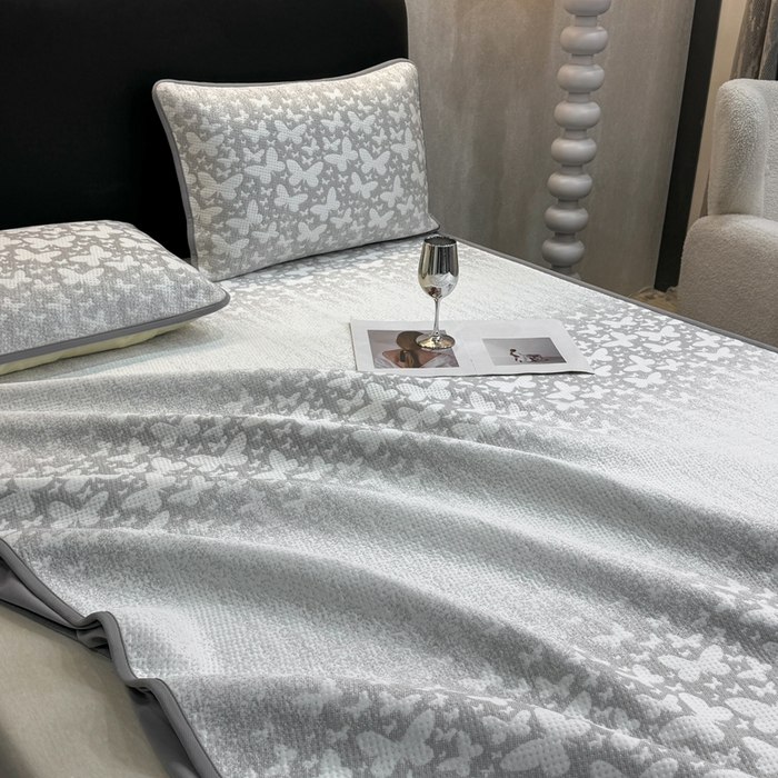 91家纺网 家纺一手货源 找家纺 伊人坊 2026新款A类550克凉感提花值过0.21冰豆豆家用凉席子三件套夏季---床笠款 花蝴蝶-灰