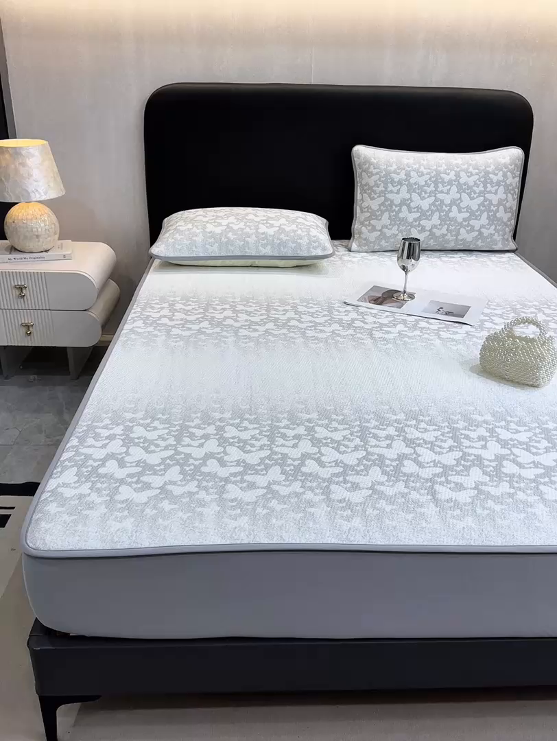 91家纺网 家纺一手货源 找家纺 伊人坊 2026新款A类550克凉感提花值过0.21冰豆豆家用凉席子三件套夏季---床笠款 花蝴蝶-灰