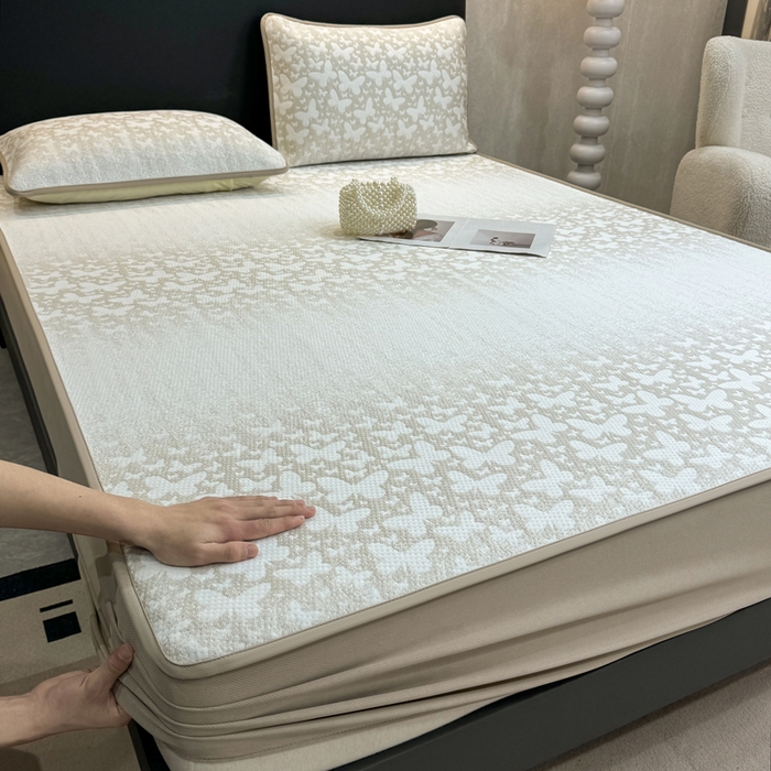 91家纺网 家纺一手货源 找家纺 伊人坊 2026新款A类550克凉感提花值过0.21冰豆豆家用凉席子三件套夏季---床笠款 花蝴蝶-咖