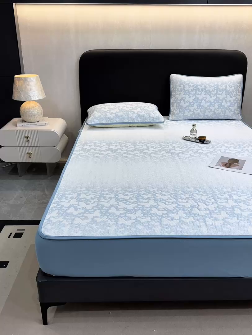 91家纺网 家纺一手货源 找家纺 伊人坊 2026新款A类550克凉感提花值过0.21冰豆豆家用凉席子三件套夏季---床笠款 花蝴蝶-蓝