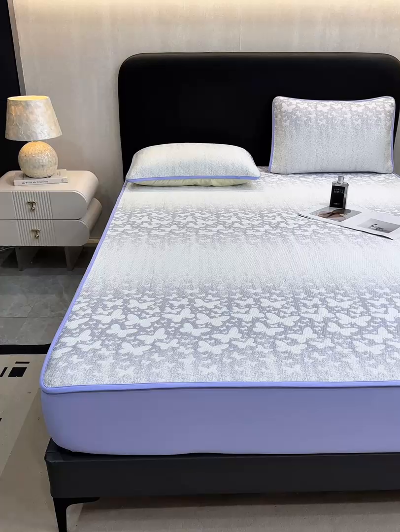 91家纺网 家纺一手货源 找家纺 伊人坊 2026新款A类550克凉感提花值过0.21冰豆豆家用凉席子三件套夏季---床笠款 花蝴蝶-蓝紫