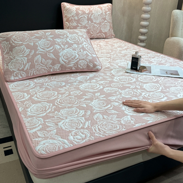 91家纺网 家纺一手货源 找家纺 伊人坊 2026新款A类550克凉感提花值过0.21冰豆豆家用凉席子三件套夏季---床笠款 玫瑰-粉