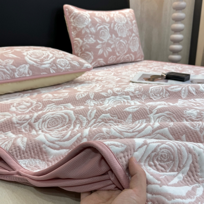 91家纺网 家纺一手货源 找家纺 伊人坊 2026新款A类550克凉感提花值过0.21冰豆豆家用凉席子三件套夏季---床笠款 玫瑰-粉
