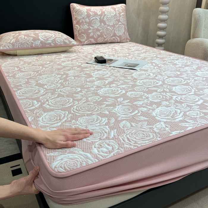 91家纺网 家纺一手货源 找家纺 伊人坊 2026新款A类550克凉感提花值过0.21冰豆豆家用凉席子三件套夏季---床笠款 玫瑰-粉
