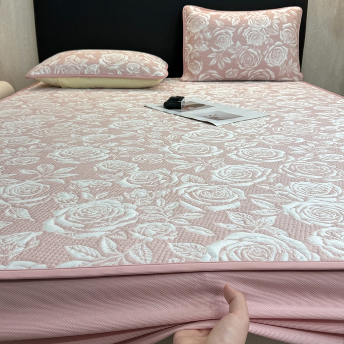 91家纺网 家纺一手货源 找家纺 伊人坊 2026新款A类550克凉感提花值过0.21冰豆豆家用凉席子三件套夏季---床笠款 玫瑰-粉