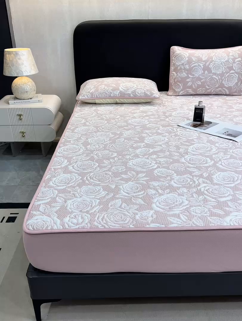 91家纺网 家纺一手货源 找家纺 伊人坊 2026新款A类550克凉感提花值过0.21冰豆豆家用凉席子三件套夏季---床笠款 玫瑰-粉