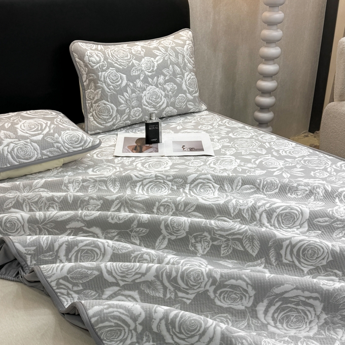 91家纺网 家纺一手货源 找家纺 伊人坊 2026新款A类550克凉感提花值过0.21冰豆豆家用凉席子三件套夏季---床笠款 玫瑰-灰