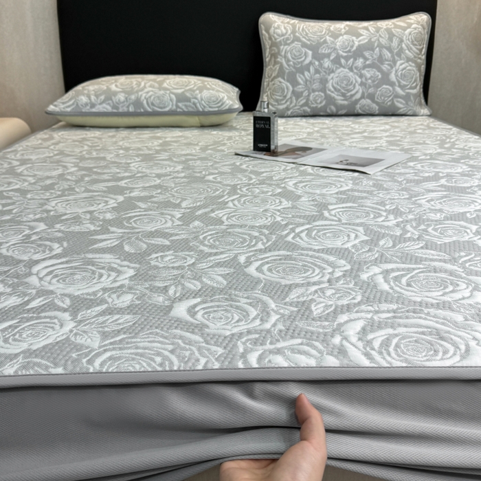 91家纺网 家纺一手货源 找家纺 伊人坊 2026新款A类550克凉感提花值过0.21冰豆豆家用凉席子三件套夏季---床笠款 玫瑰-灰