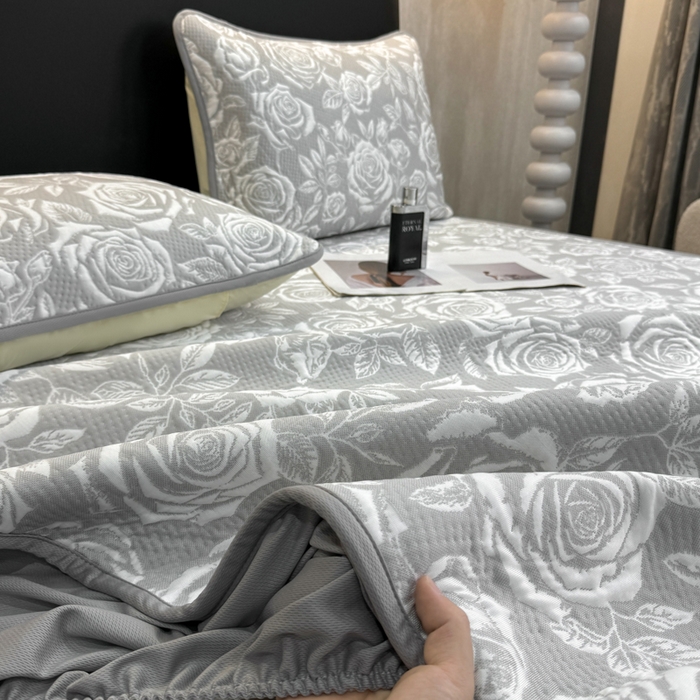 91家纺网 家纺一手货源 找家纺 伊人坊 2026新款A类550克凉感提花值过0.21冰豆豆家用凉席子三件套夏季---床笠款 玫瑰-灰