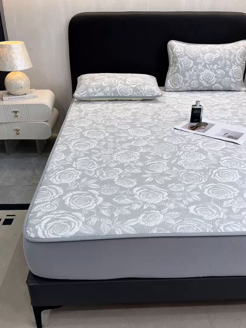 91家纺网 家纺一手货源 找家纺 伊人坊 2026新款A类550克凉感提花值过0.21冰豆豆家用凉席子三件套夏季---床笠款 玫瑰-灰