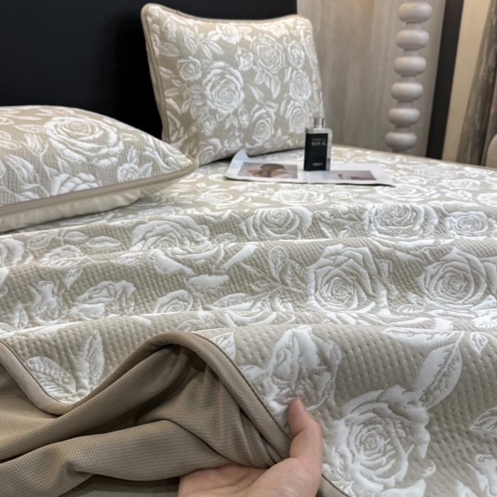 91家纺网 家纺一手货源 找家纺 伊人坊 2026新款A类550克凉感提花值过0.21冰豆豆家用凉席子三件套夏季---床笠款 玫瑰-咖