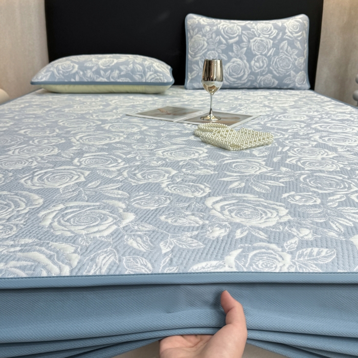 91家纺网 家纺一手货源 找家纺 伊人坊 2026新款A类550克凉感提花值过0.21冰豆豆家用凉席子三件套夏季---床笠款 玫瑰-蓝